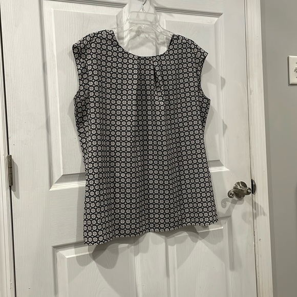 Women’s size 1X blouse with black and grey designs. Comes from a smoke free home - Picture 1 of 5